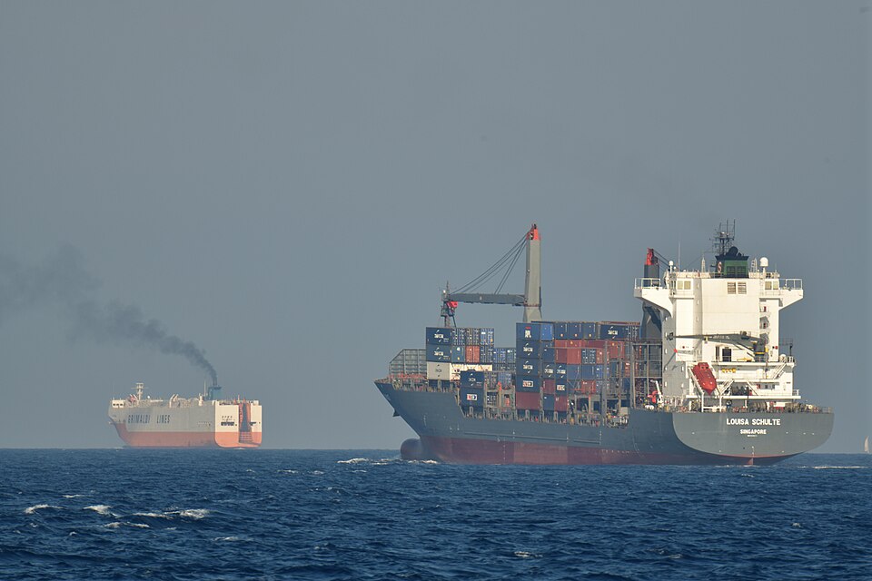 Ferry et transport de fret au large de la Corse. Ces photos ont été prises à l'occasion de la campagne DCE 5 (Directive Cadre sur l'Eau), en juillet 2018.