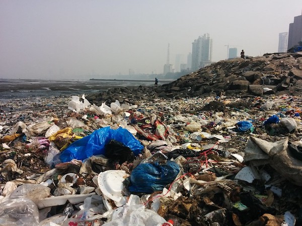 Déchets sur une plage, Mumbai, Inde